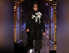 रैंप पर चलते अमिताभ बच्चन ने बताया अब कैसी है हालत?