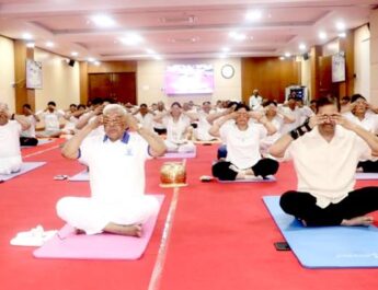 राज्यपाल श्री मंगुभाई पटेल के नेतृत्व में राजभवन में हुआ सामूहिक योगाभ्यास