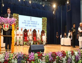 राज्यपाल श्री पटेल ने न्यायमूर्ति श्री सचदेवा को मुख्य न्यायाधिपति की शपथ दिलाई
