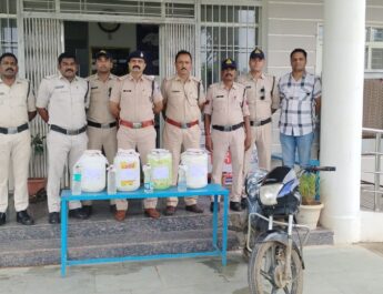 डुंडासिवनी पुलिस की बड़ी कार्रवाई: 60 लीटर अवैध शराब जब्त, दो तस्कर गिरफ्तार