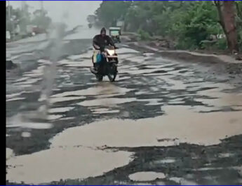 बालाघाट मूल के सड़क ठेकेदार की मनमानियों से चोटिल हो रहे नागरिक, बारिश में वाहन चलाना हुआ दूभर #SEONI